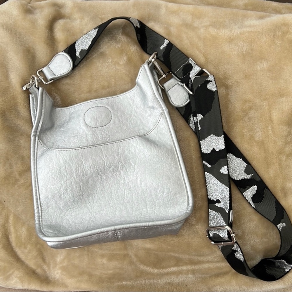 Ah-dorned faux leather crossbody. Silver, in great condition.